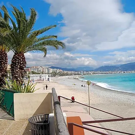 فندق Azur 2*